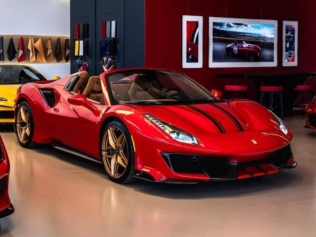 Ferrari 488 com modificações JDM clássicas em destaque