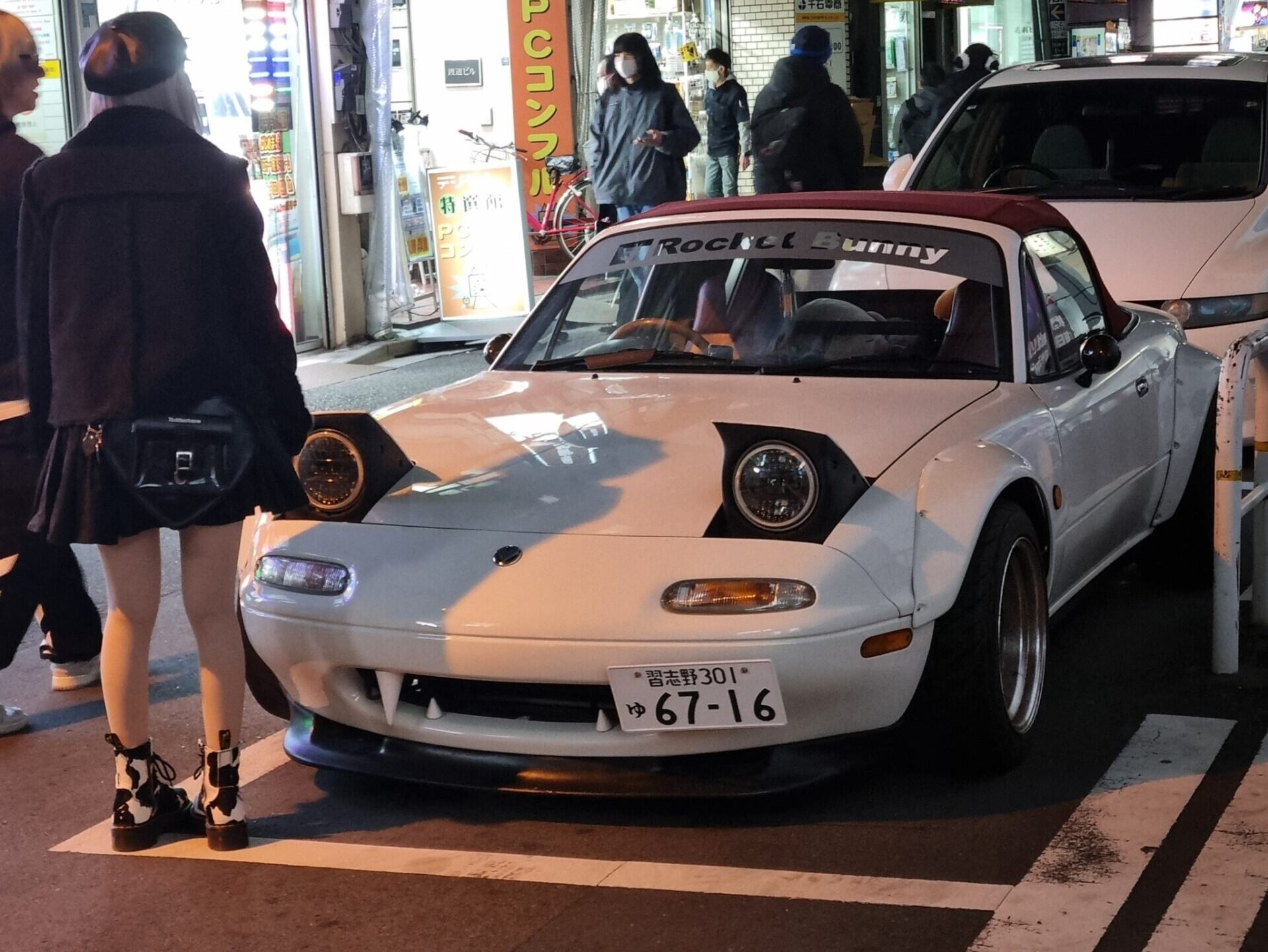 Mazda Miata com modificações JDM clássicas em destaque