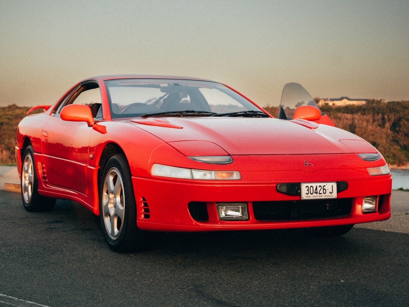 Mitsubishi 3000GT com modificações JDM clássicas em destaque