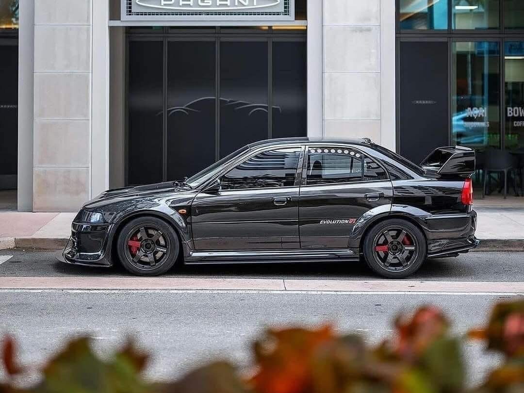 Mitsubishi Lancer Evolution com modificações JDM clássicas em destaque