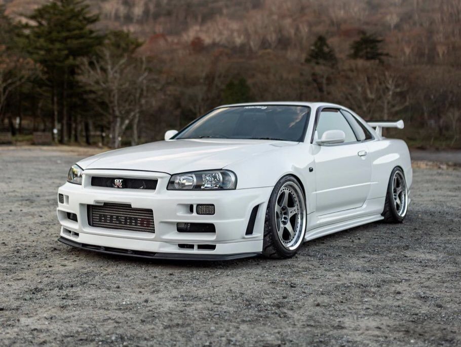 Nissan Skyline GTR com modificações JDM clássicas em destaque