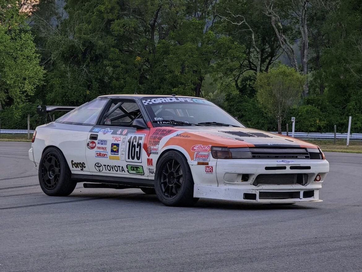 Toyota Celica Liftback ST165 com modificações JDM clássicas em destaque