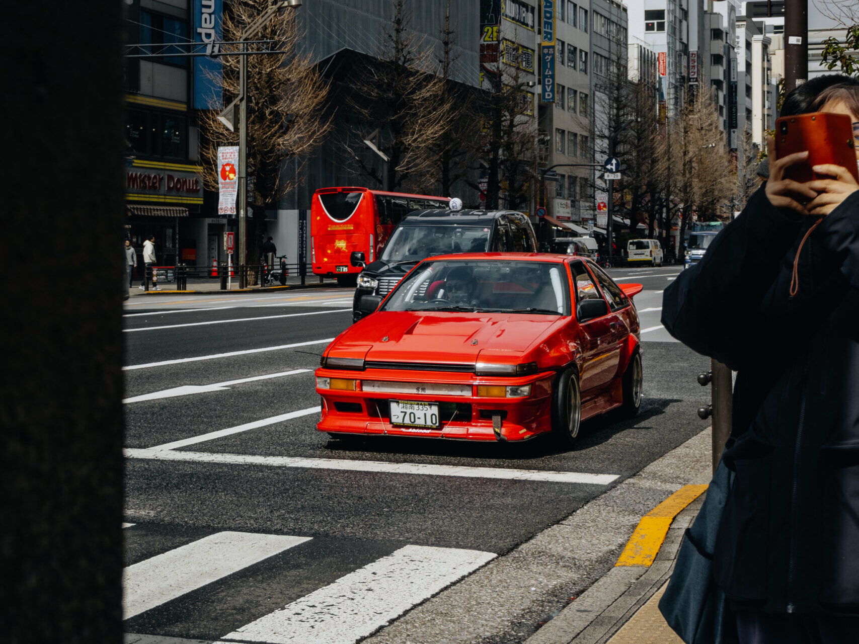 Toyota Corolla AE86 com modificações JDM clássicas em destaque