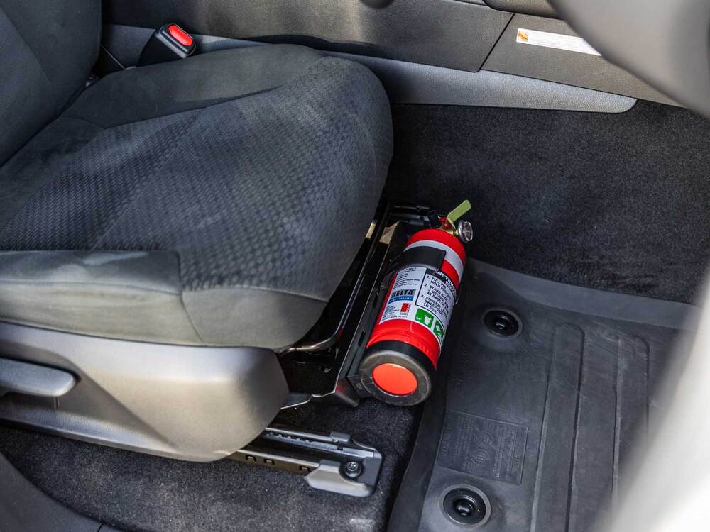 Suporte para extintor de incêndio em carro | Foto por Kaon via kaon.com.au