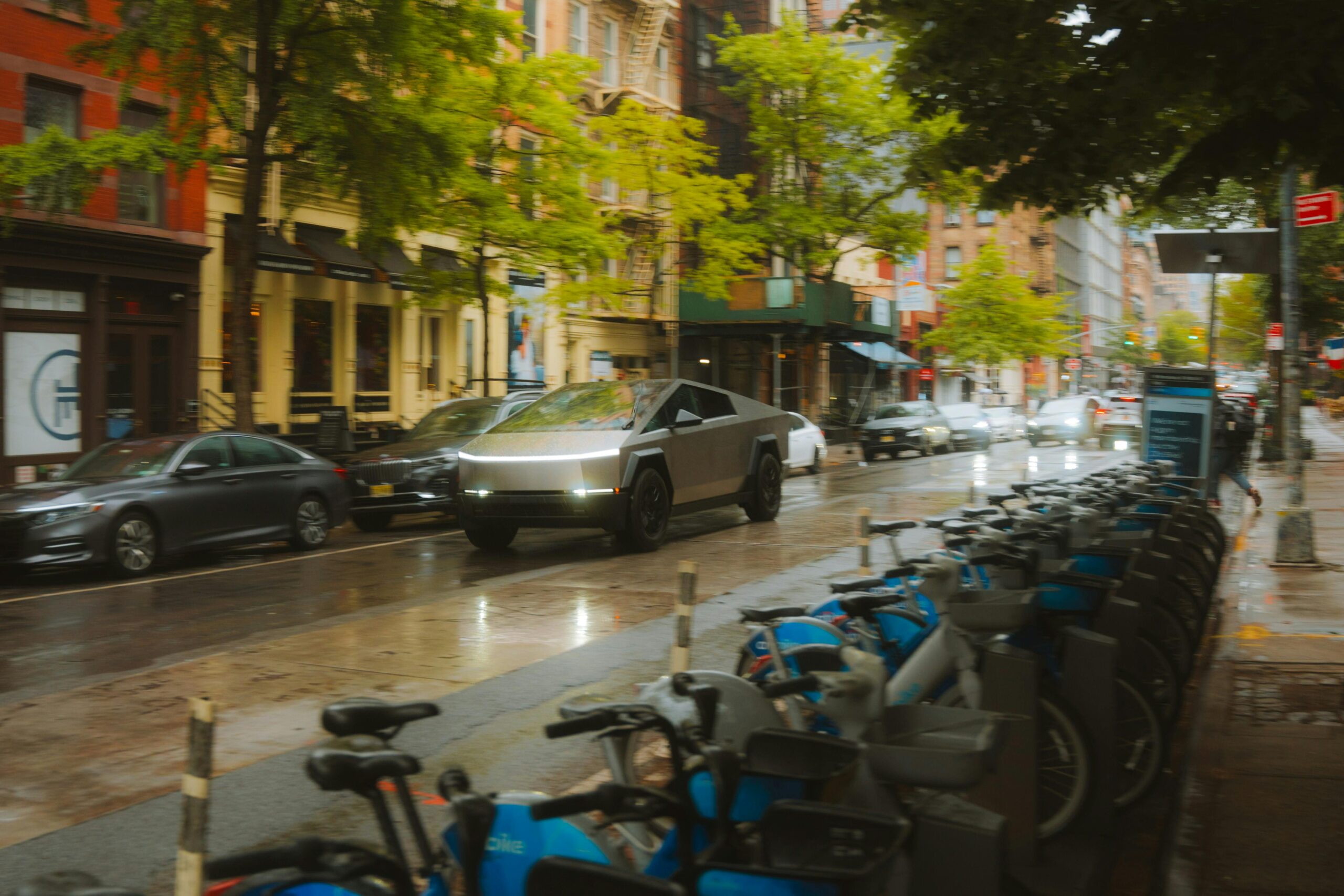 Cybertruck | Foto por Luke Miller via pexels.com