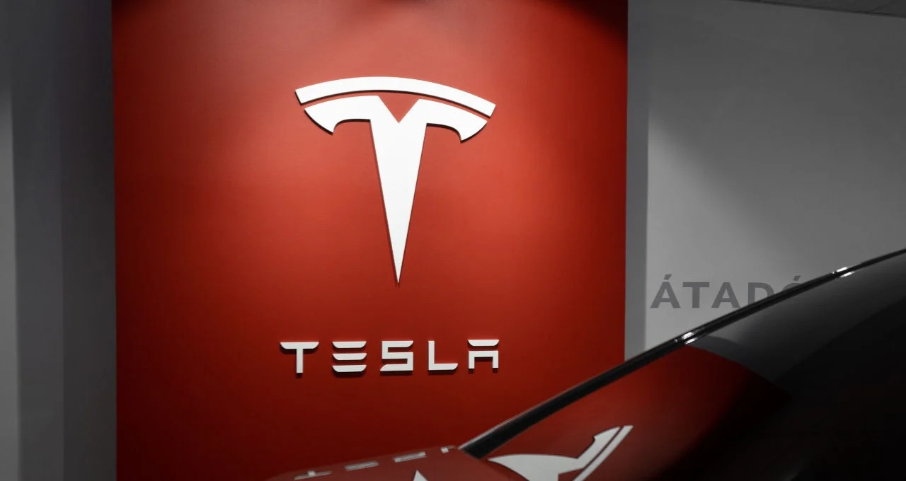 Logotipo da Tesla | Foto por Deposit Photos via depositphotos.com